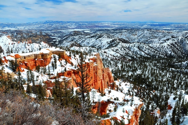 Foto gratuita bryce canyon con nieve en invierno