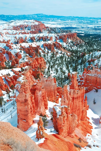 Foto gratuita bryce canyon con nieve en invierno