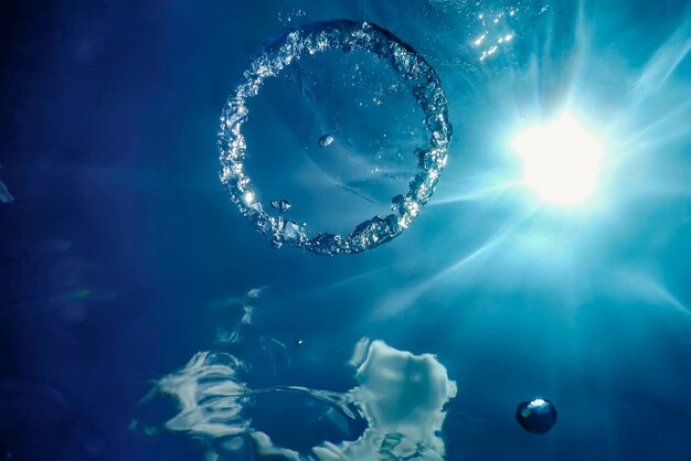 Bubble Ring Underwater asciende hacia el Sol.