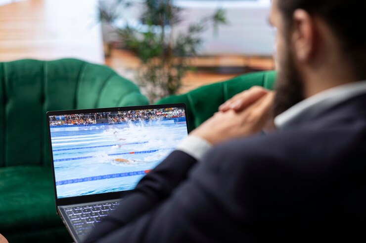 Foto gratuito bucarest rumania 30 de julio de 2024 el director observa las pruebas de natación olímpicas