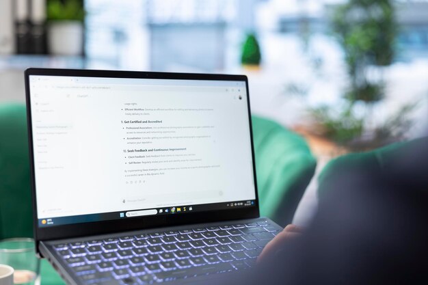 Bucarest Rumania 30 de julio de 2024 El gerente escribe un mensaje en el sistema de chatbot de IA