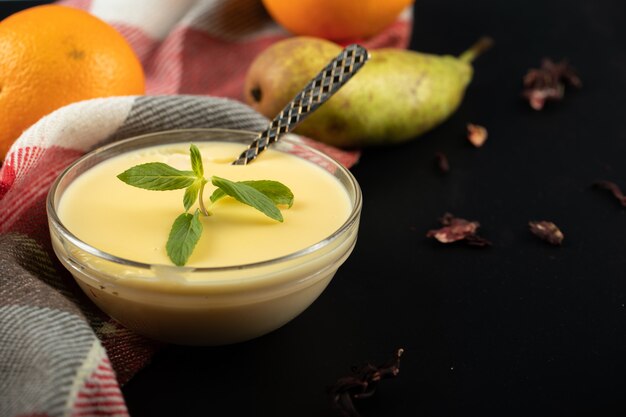 Budín lechoso con menta y frutas frescas