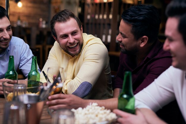 Buen día con amigos en el pub.