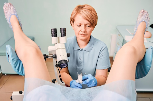 Foto gratuita buen ginecólogo que examina a una paciente en la clínica