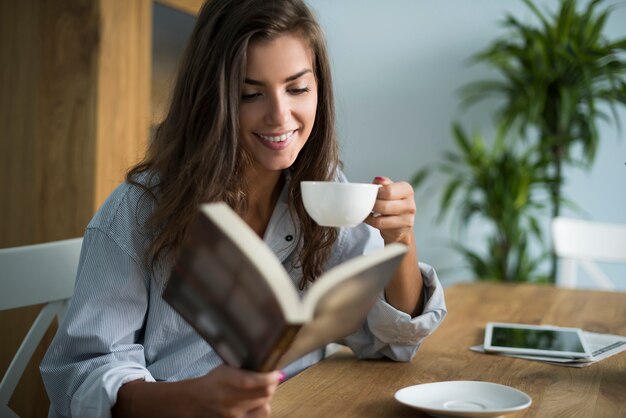 Buen libro y taza de café por la mañana.