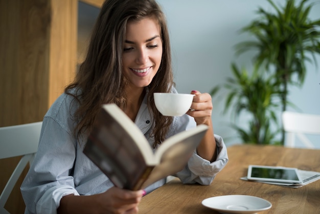 Buen libro y taza de café por la mañana.