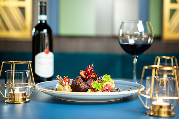 Buena cocina en un salón de lujo. Pechuga de pato al vino tinto