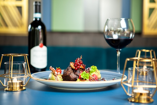 Buena cocina en un salón de lujo. Pechuga de pato al vino tinto