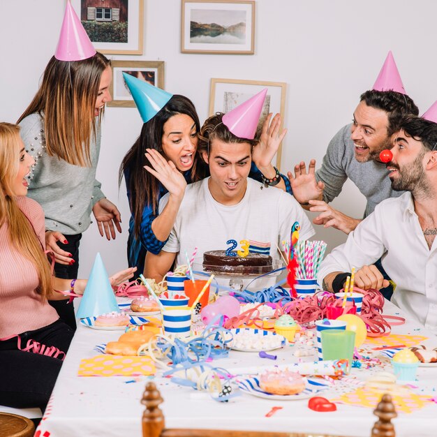 Buenos amigos en celebración de cumpleaños