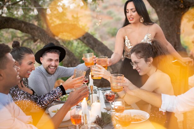 Buenos amigos celebrando el año nuevo que viene