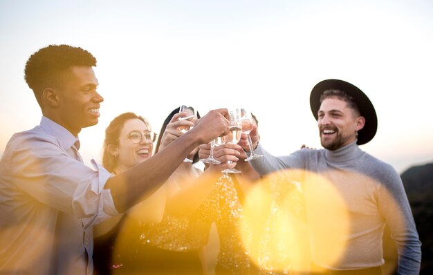 Buenos amigos celebrando el año nuevo que viene