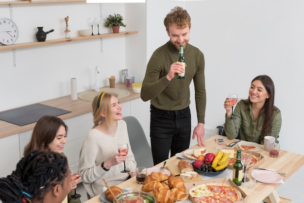 Buenos amigos comiendo juntos