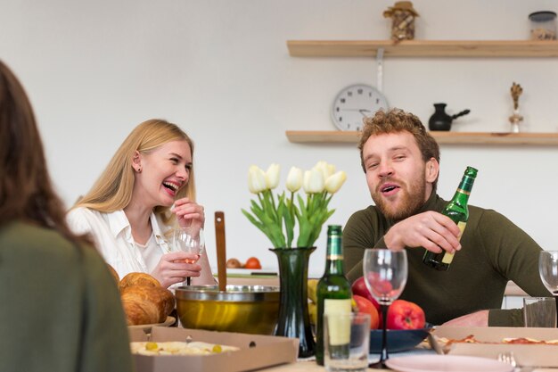 Buenos amigos comiendo juntos