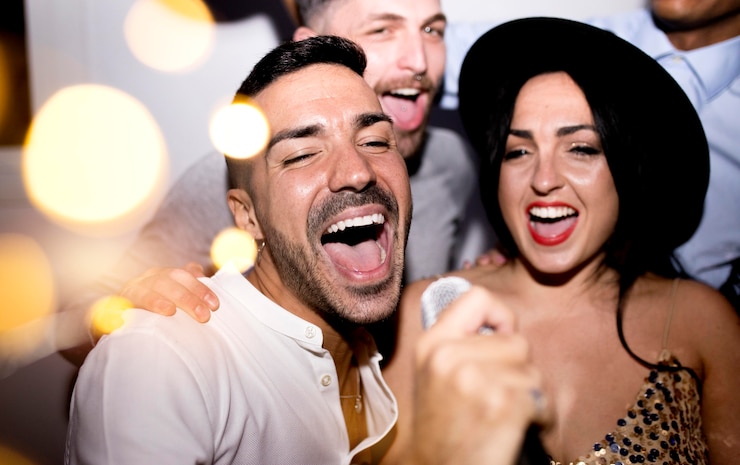 Foto gratuito buenos amigos en una fiesta de año nuevo