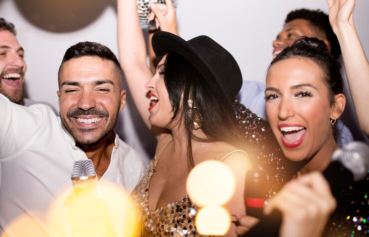 Foto gratuito buenos amigos en una fiesta de año nuevo