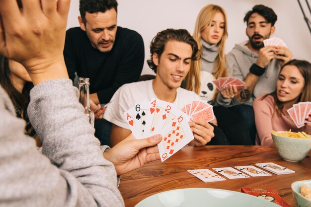 Buenos amigos jugando a las cartas