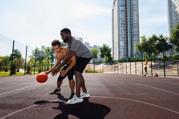 Buenos hombres entrenando en la cancha de baloncesto