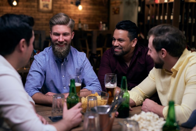 Buenos momentos con los mejores amigos en el pub.