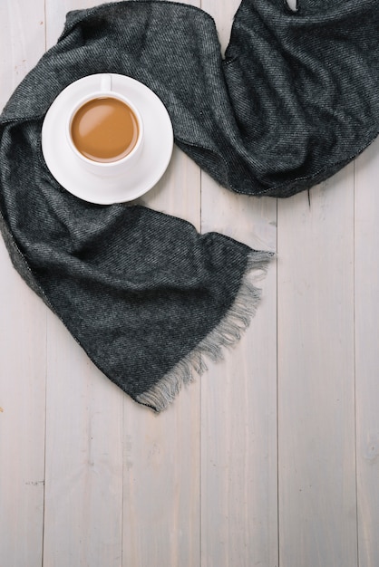 Foto gratuita bufanda cerca de la taza de bebida