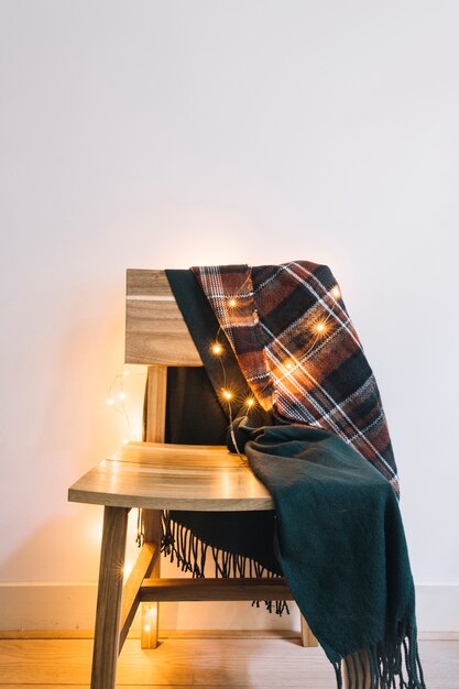 Bufanda oscura en silla de madera
