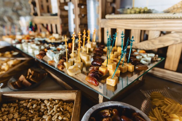 Buffet festivo salado, pescado, carne, papas fritas, bolas de queso y otras especialidades para celebrar bodas y otros eventos.