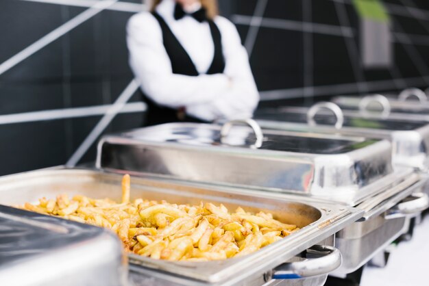 Buffet de papas fritas recién cortado