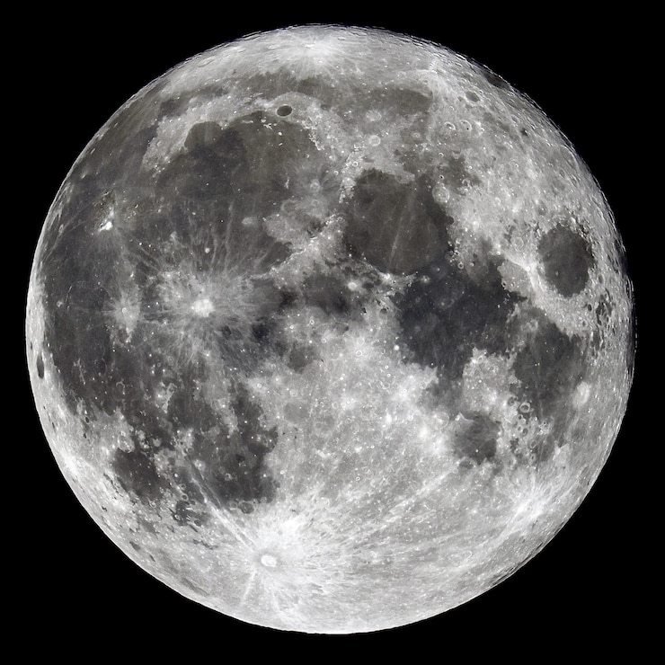 Bulan purnama abu-abu bercahaya yang indah