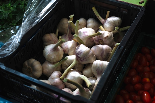 Foto gratuita bulbos de ajo en la caja de plástico