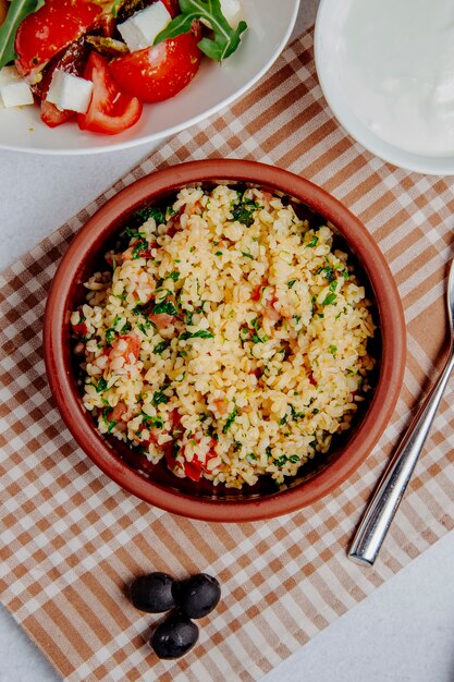 Bulgur con tomates en la mesa