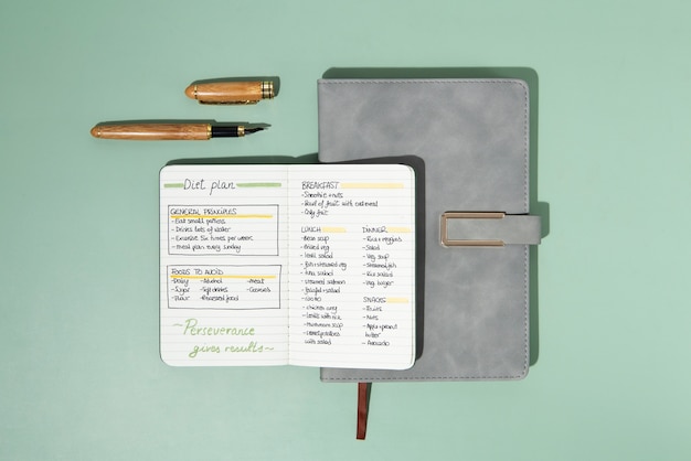 Bullet journal y disposición de bolígrafos