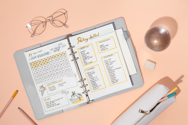 Bullet journal y gafas vista superior