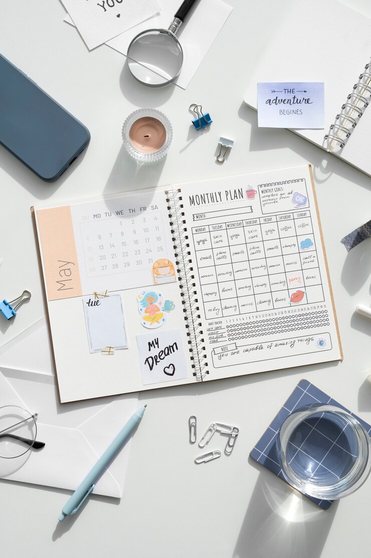 Foto gratuito bullet journal planificador de papel con papelería