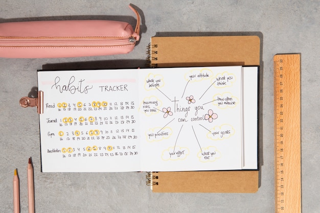 Bullet journal y suministros de escritorio vista anterior