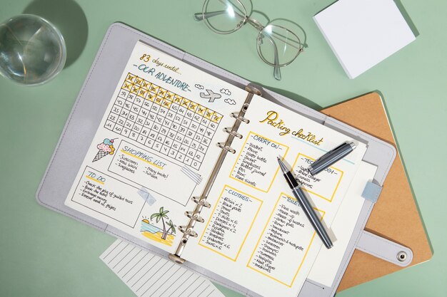 Bullet journal y vista superior de la pluma