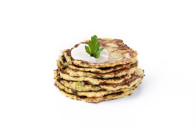 Buñuelos de calabacín con salsa de yogur aislado sobre fondo blanco Tortitas de verduras