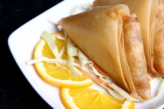 Buñuelos con comida y verduras