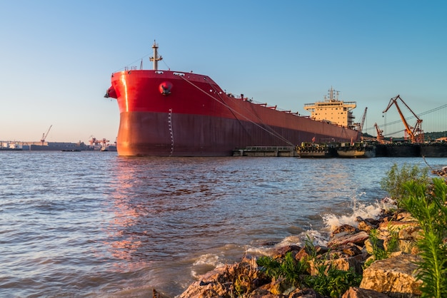 Buque de contenedores de carga en el puerto