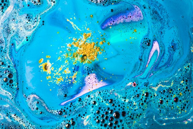 Burbuja amarilla y azul baño bomba disolver telón de fondo
