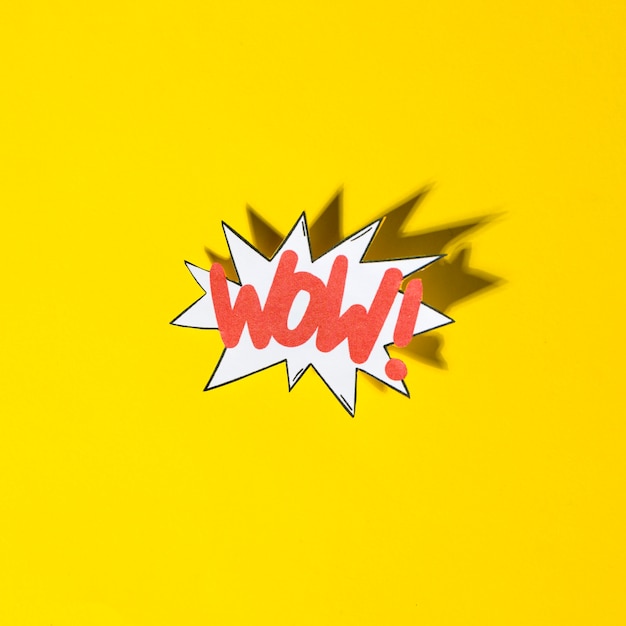 Burbuja cómica del auge con el texto de la expresión wow con la sombra en fondo amarillo
