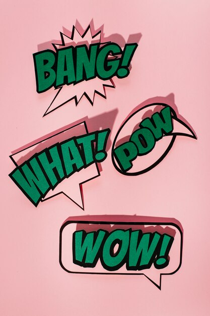 Burbuja cómica del discurso del efecto sonoro en fondo rosado