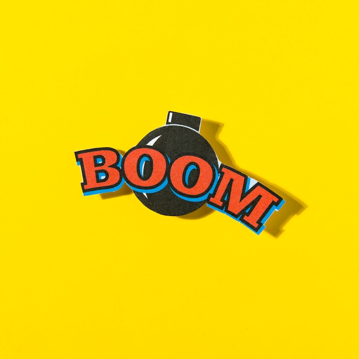 Foto gratuito burbuja de discurso de texto cómico boom con bomba sobre fondo amarillo