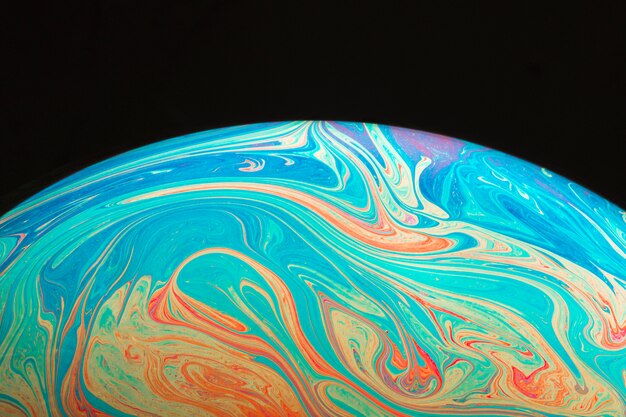 Burbuja de jabón abstracta colorida ondulada gradiente en fondo negro