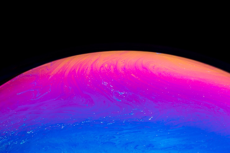 Foto gratuito burbuja de jabón mezclada de colores abstractos sobre un fondo negro