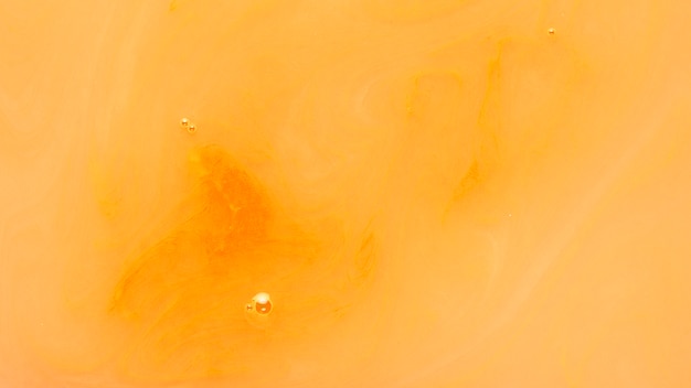 Burbuja sobre un fondo naranja pintura líquida
