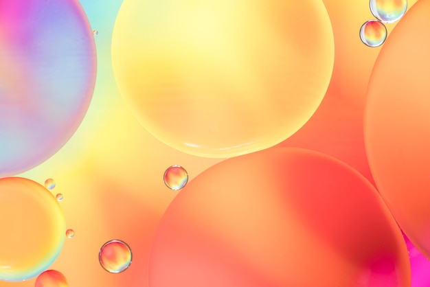 Burbujas abstractas en colorido fondo borroso