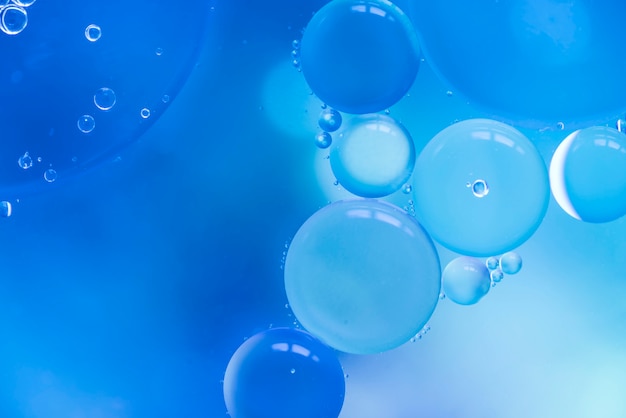 Burbujas abstractas en el fondo borroso coloreado azul