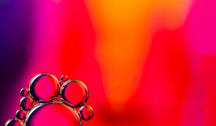 Foto gratuito burbujas aceitosas transparentes sobre un fondo acuoso de espacio de copia vibrante