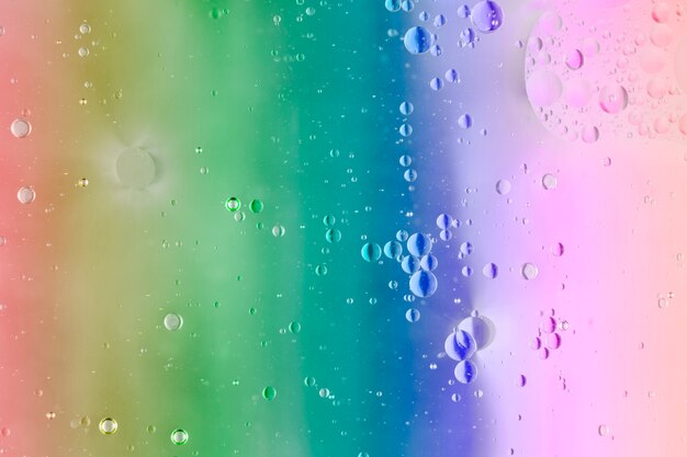 Burbujas de agua sobre el fondo del arco iris