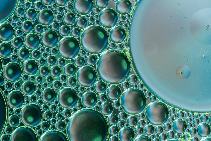 Foto gratuito burbujas de aire abstractas en agua carbonatada sobre fondo verde oscuro