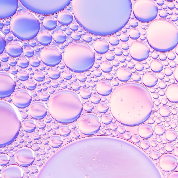 Burbujas de aire abstractas en líquido en fondo rosado sombreado